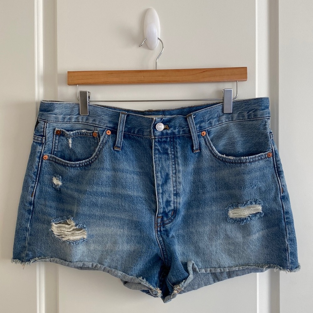 Madewell Relaxed Denim Shorts in Homecrest Wash: Ripped Edition